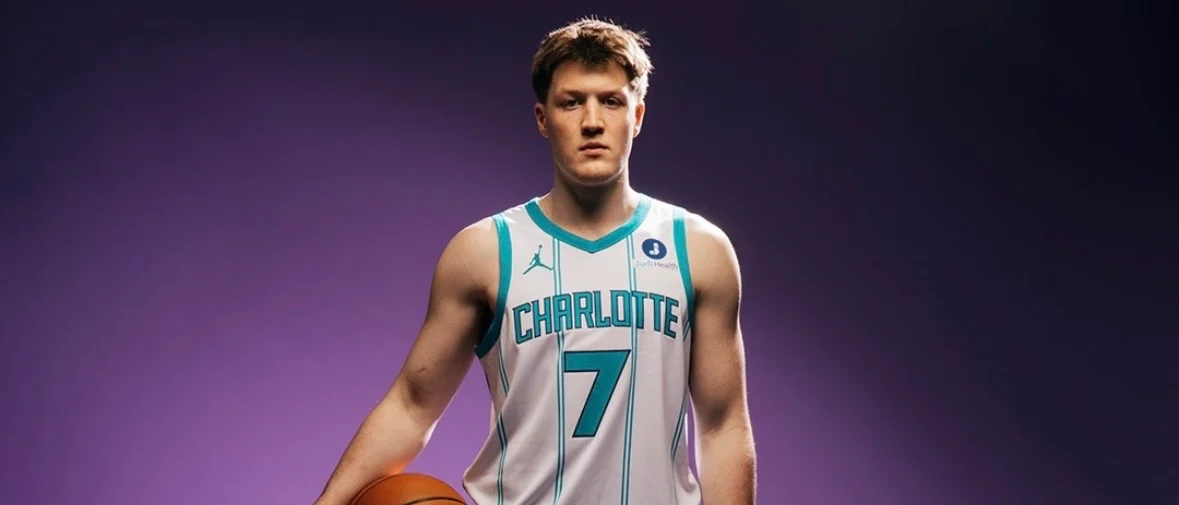 Kon Knueppel, baja en pretemporada por lesión en isquiotibial