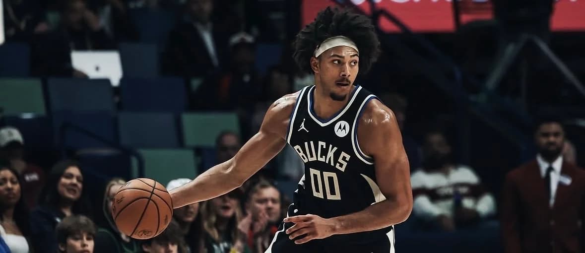 Sixers consideran a Sims y Cissé para futuro pívot suplente