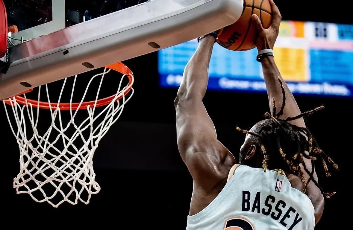Charles Bassey, duda en Warriors por tendinitis en la rodilla