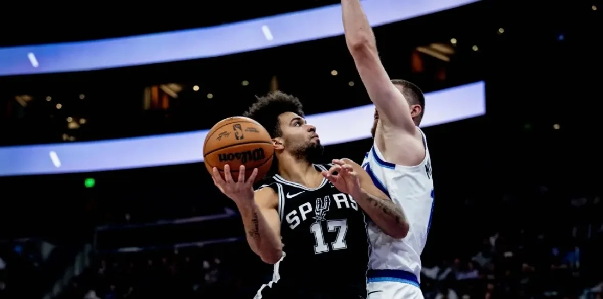 Mitch Johnson elogia a Ja’Kobi Gillespie, rookie de los Spurs