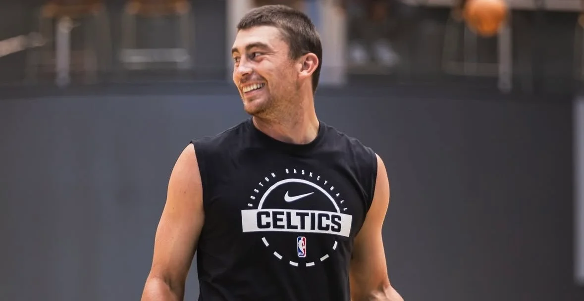 Pritchard anota 17 puntos tras firmar extensión con Celtics