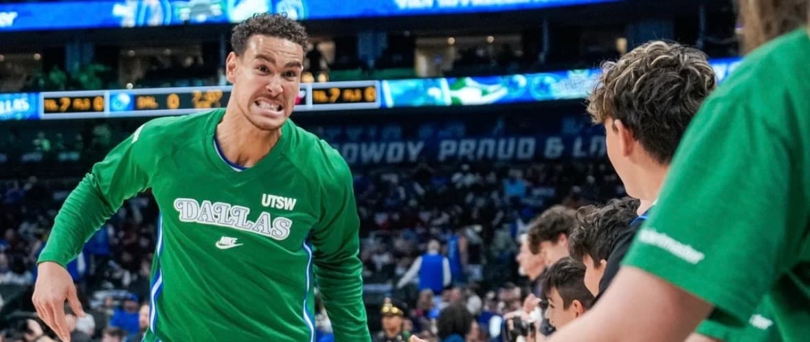Irving lamenta la salida de Dwight Powell de los Mavericks