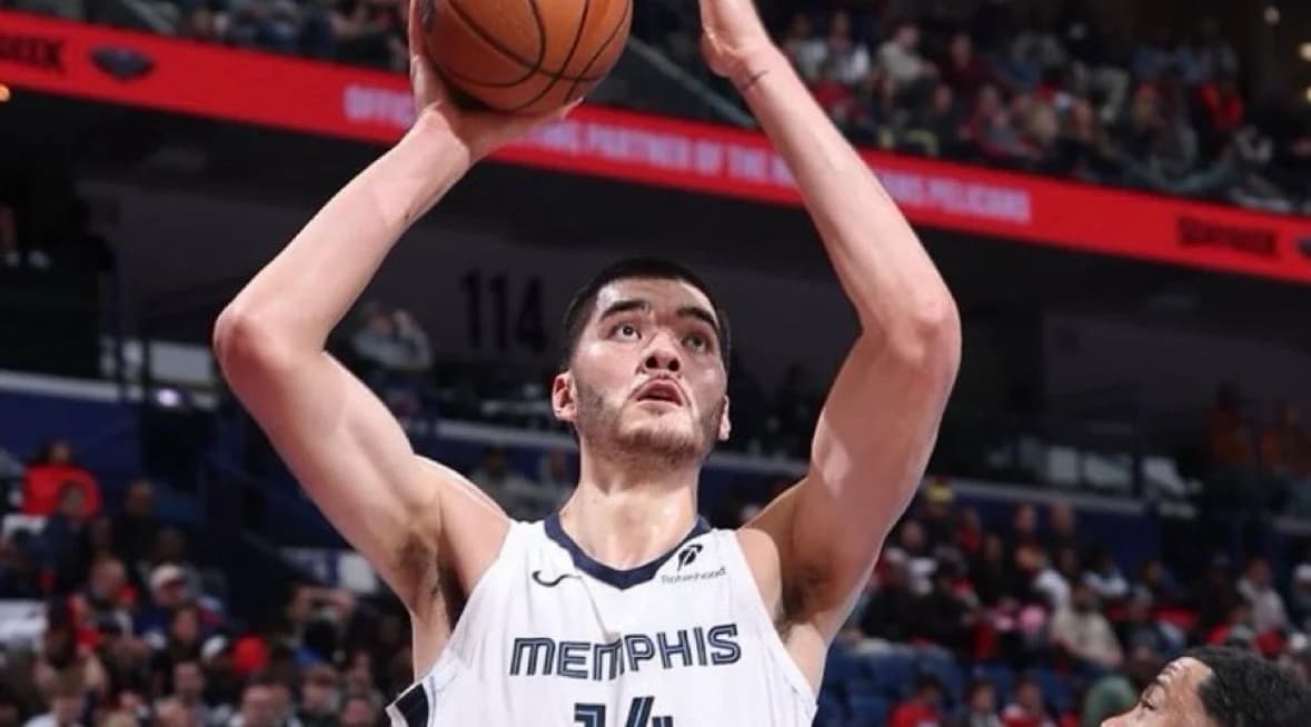 Los Grizzlies ejercen opciones de Edey y Coward para 2027-28