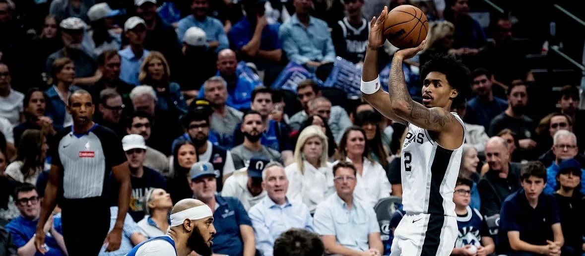 Los Spurs prueban un quinteto con tres bases en su estreno