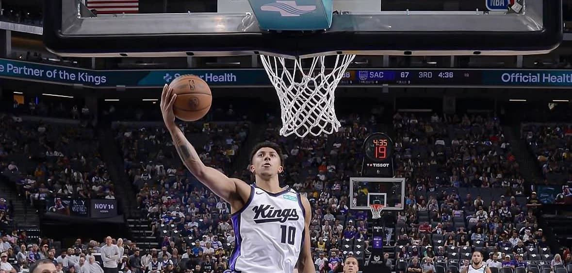 Nique Clifford arranca con pocos minutos en los Kings
