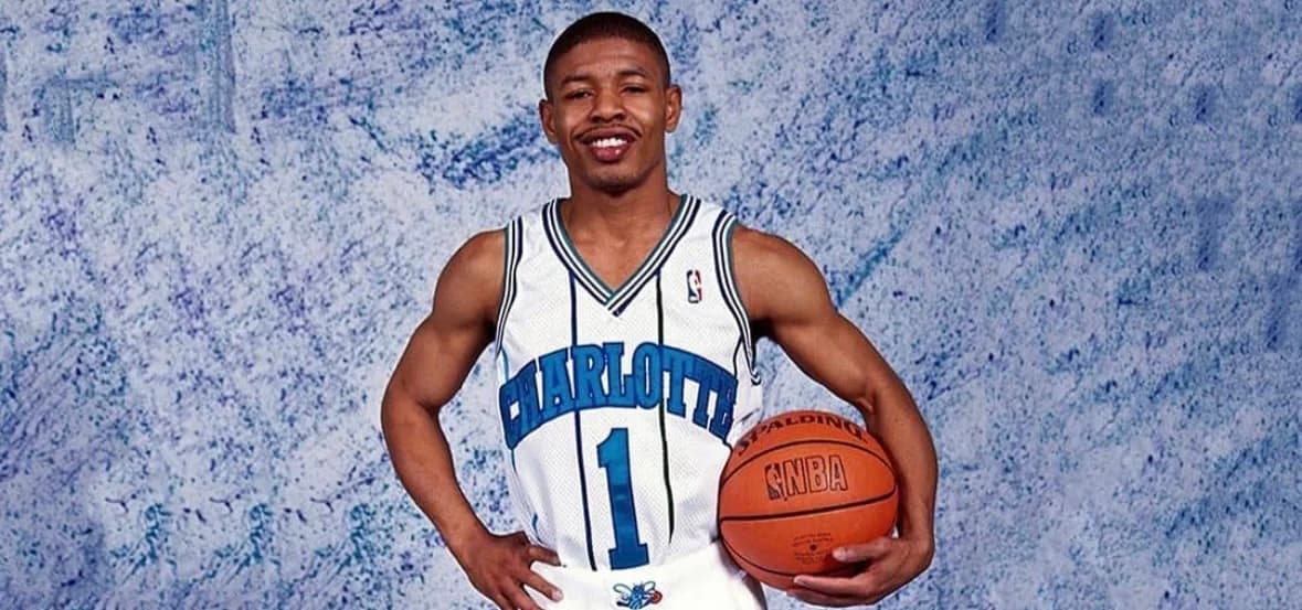 Los Hornets honran a Muggsy Bogues en el Spectrum Center