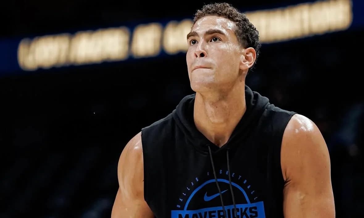 Dwight Powell busca continuar en Dallas Mavericks