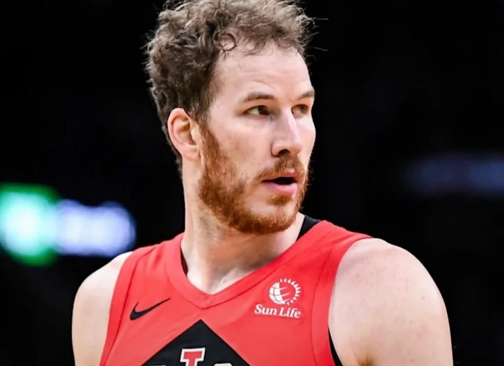 Poeltl mejora tras lesión de espalda con nuevo preparador físico