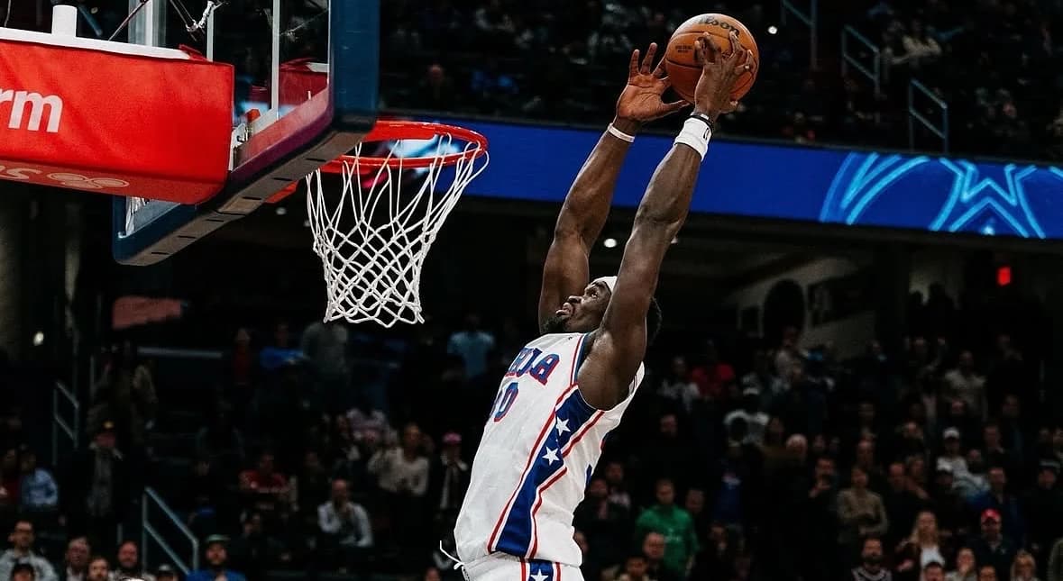 Bona y Hukporti compiten por minutos en los Sixers