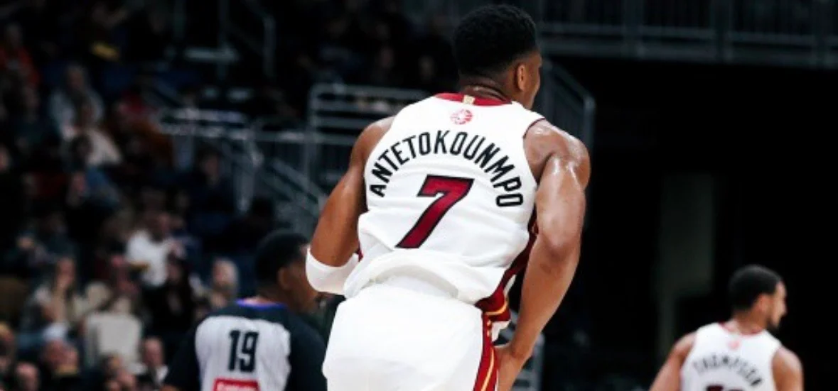Giannis debuta con el Heat con siete asistencias en triples