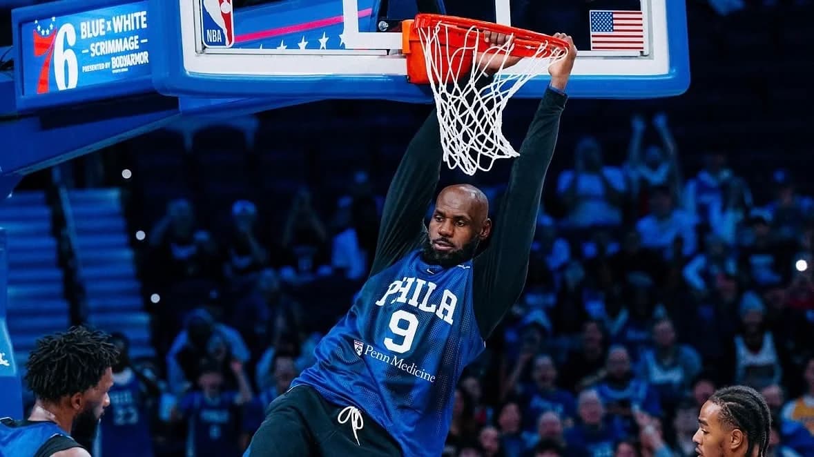 ¿LeBron de pívot?