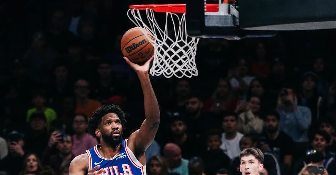 Embiid se estrena en pretemporada con siete pérdidas en la primera parte