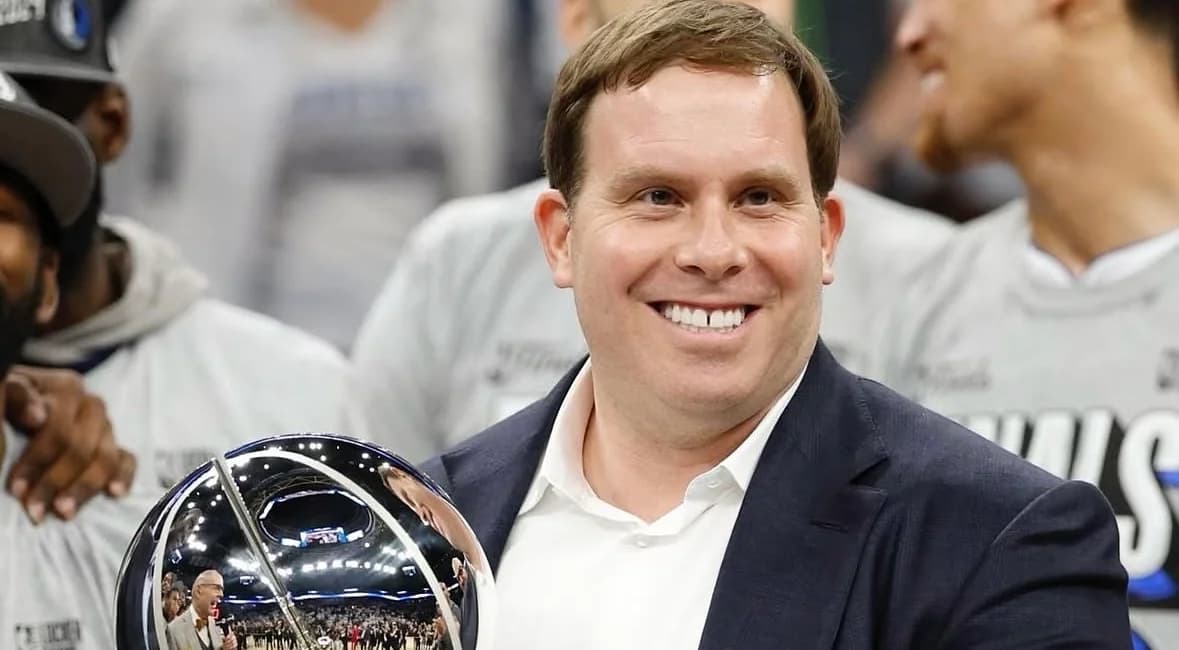 Dumont y los Mavs se quedan en Dallas