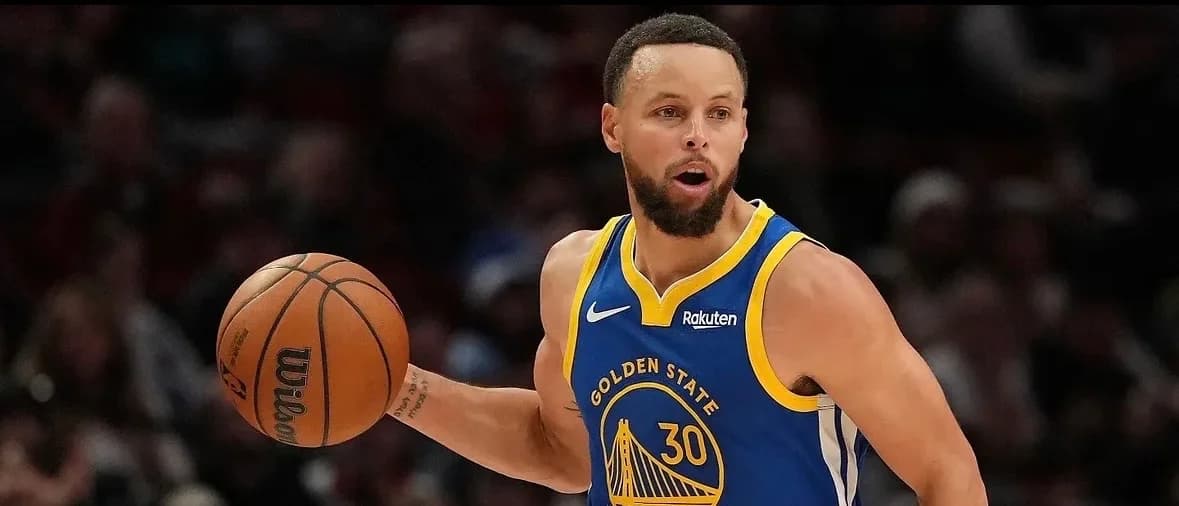 Curry juega solo la primera mitad en la pretemporada