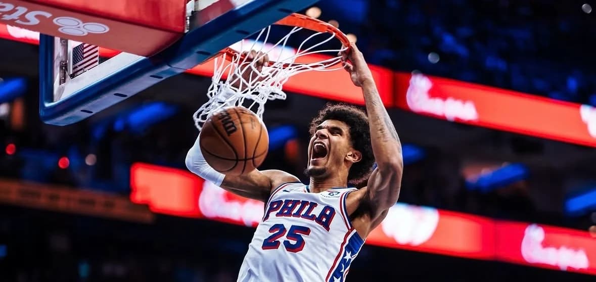 Dominick Barlow, baja en Sixers por lesión lumbar