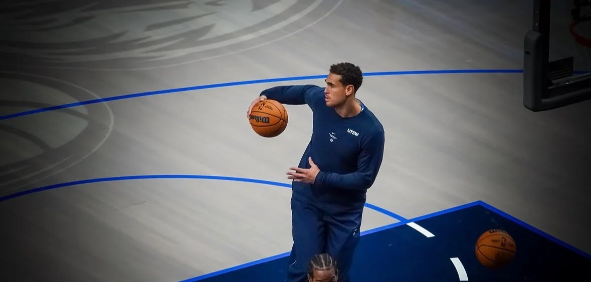 Los Mavericks cortan a Dwight Powell y quedan con 15 contratos