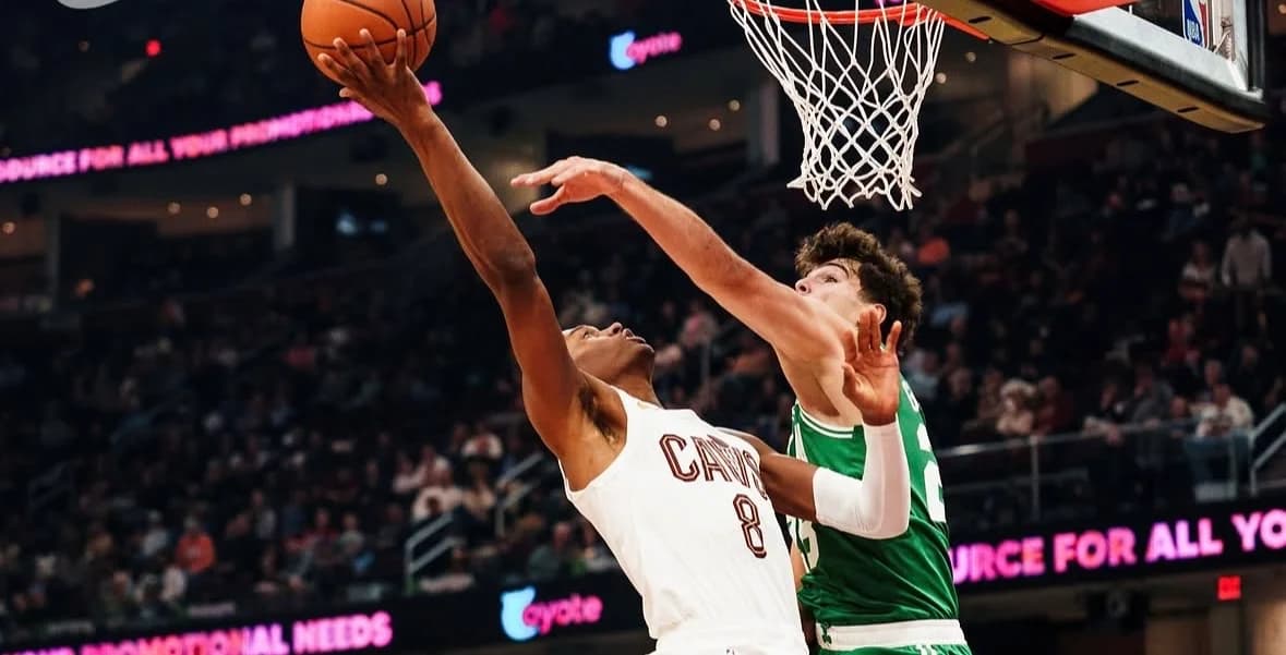 Peyton Watson impulsa la dureza en los Cavaliers