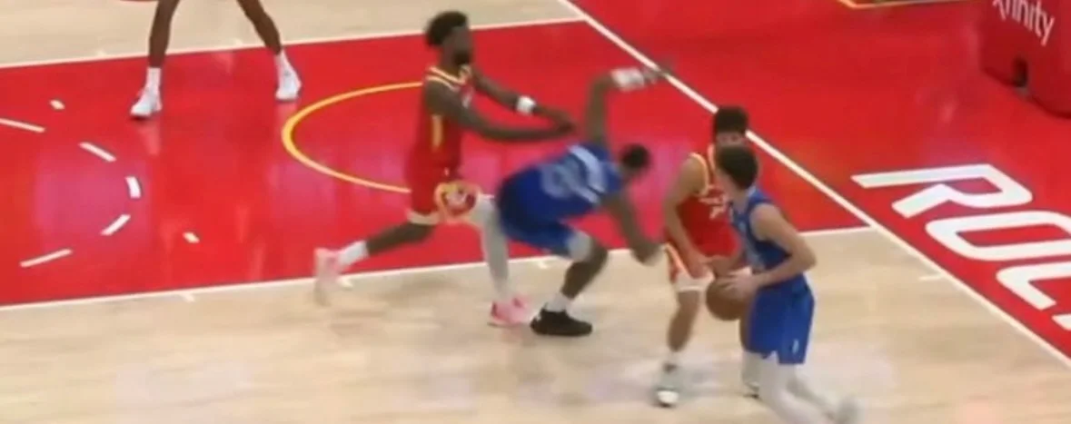 Eason expulsado y luego sanción rebajada en el estreno de los Rockets