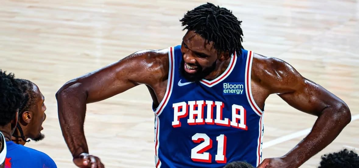 Embiid logra su undécimo triple-doble con LeBron fuera