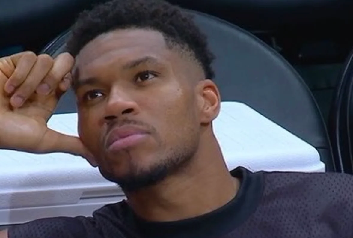 Giannis, eliminado por faltas en derrota ante Hornets