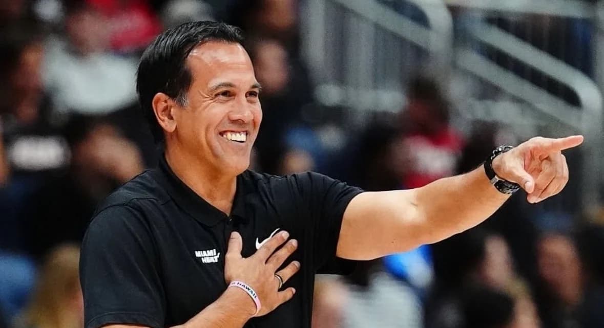 Spoelstra defiende a Giannis tras su eliminación por faltas