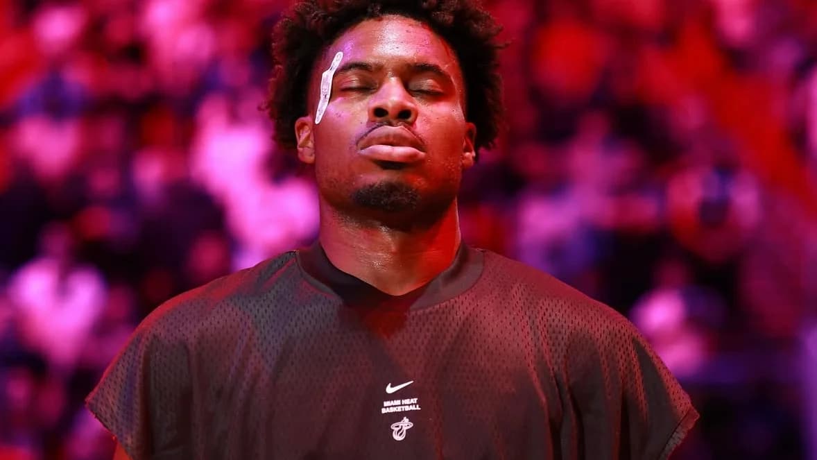 Davion Mitchell destaca en el último cuarto ante los Hornets